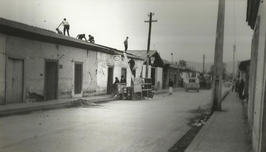 Voluntarios reparando techos tras el terremoto de 1965 en Puchuncaví